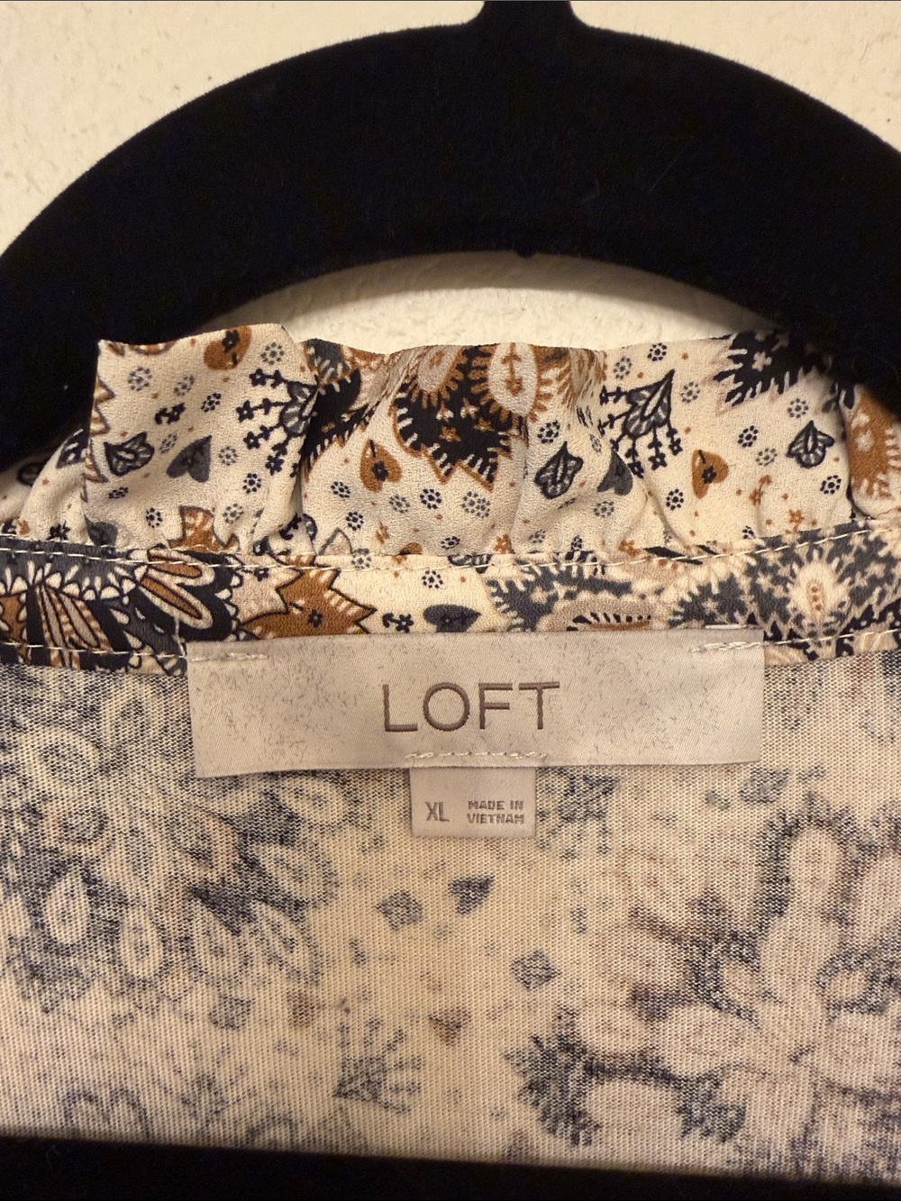 LOFT Sleeveless Floral Ruffle Neck Blouse in Cream, Brown and Black XL - Picture 2 of 8